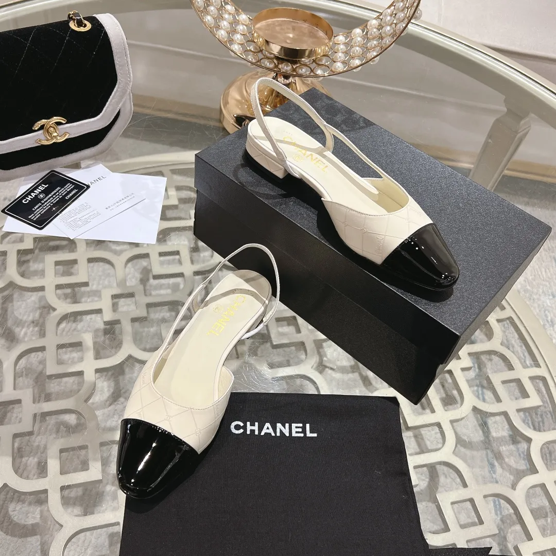 👟👟Ex-factory price 540👟👟 CHANEL Xiangjia 24vs spring and summer new fashion sandals series... Chanel is a very comprehensive noble fashion lifestyle brand. The same models are sold by major fashion bloggers and celebrities in Hong Kong, the United States, and other countries. They are simply beautiful. I fall in love with elegance and the playful sense of the future. I want to own them right away just by looking at them. But you can really think about a pair of exquisite high heels. This series is specially designed for extraordinary and indifferent ladies to create a unique overall effect. CHANEL designs products that inspire women to move forward and highlight their charm... 1️⃣Material: Original customized patent leather + imported sheepskin 2️⃣Inner lining: Original customized imported sheepskin 3️⃣Feet: Original customized imported sheepskin 4️⃣Outsole: Genuine leather sole imported from Italy 5️⃣Heel height: 2.5cm/6.5cm/9cm 6️⃣Number: 34-43 (34.40.41.42.43 customization is not returnable) 7️⃣Packaging: The latest and exquisite full set of packaging at the counter